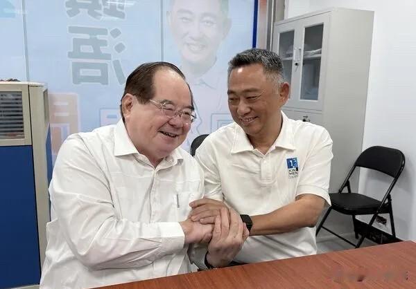 杨镇浯宣布：退出金门县长选举

在国民党副主席兼秘书长李乾龙的陪同下，前金门县长
