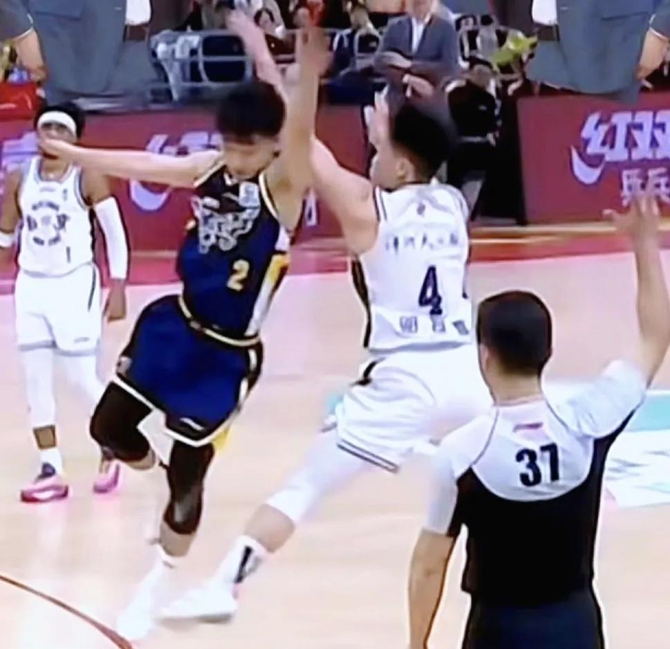 徐杰被对手（南京同曦4号邬挺嘉，）劈叉腿拌倒，那个贯性冲击力啊，倒地“碰”的一声