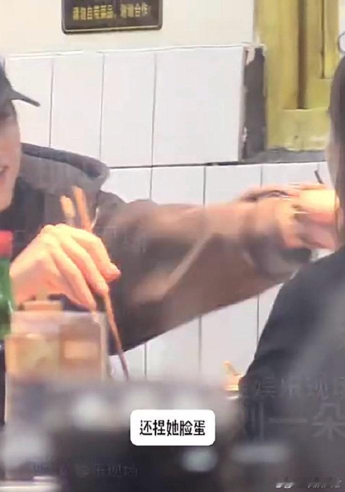 纪燃胡嘉欣恋情曝胡嘉欣纪燃恋情 曝胡嘉欣纪燃恋情，看起来还挺甜的 