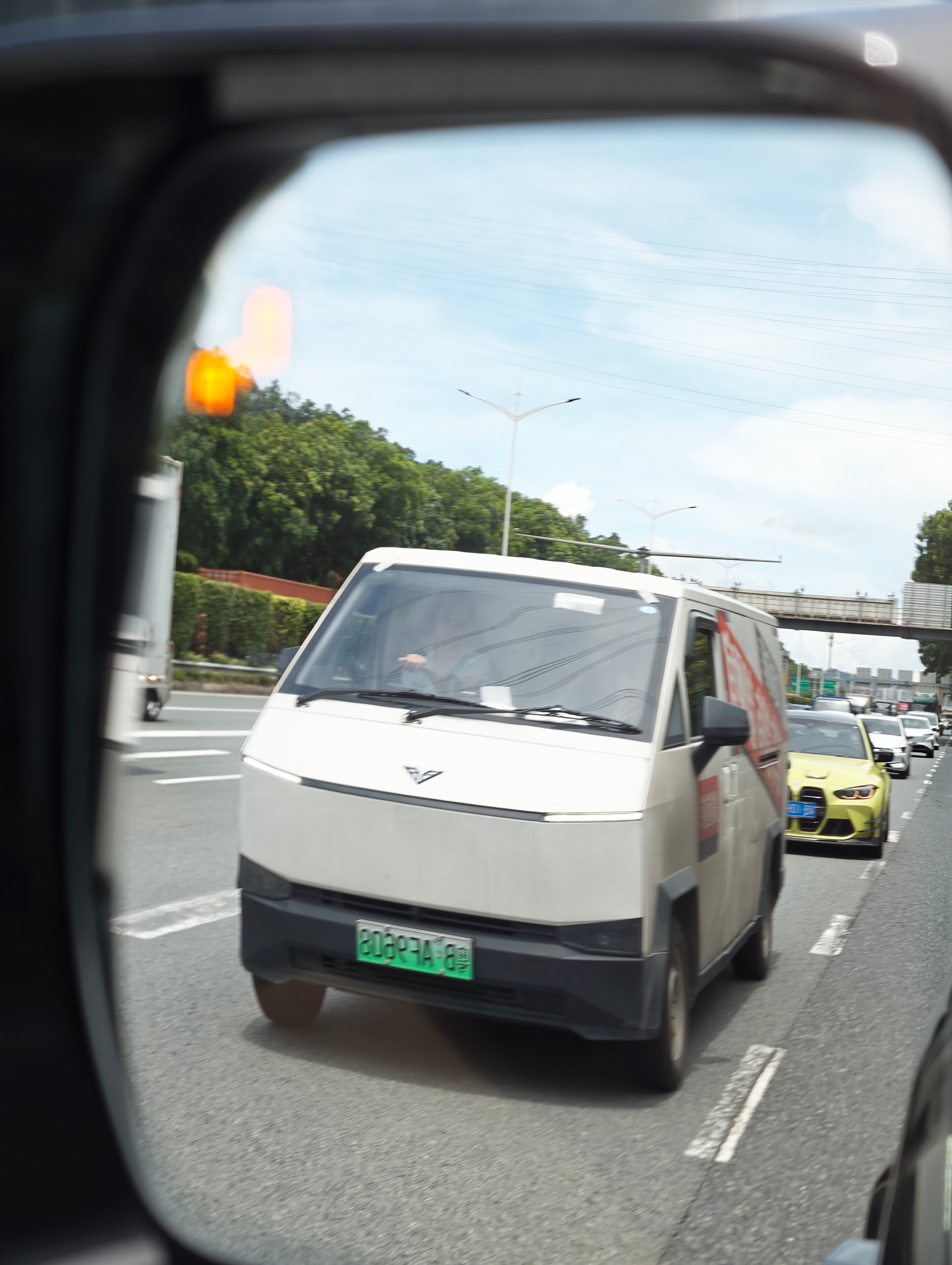 我恍惚了，现在特斯拉cybertruck跑货拉拉了？仔细一看，这是面包车？大v聊