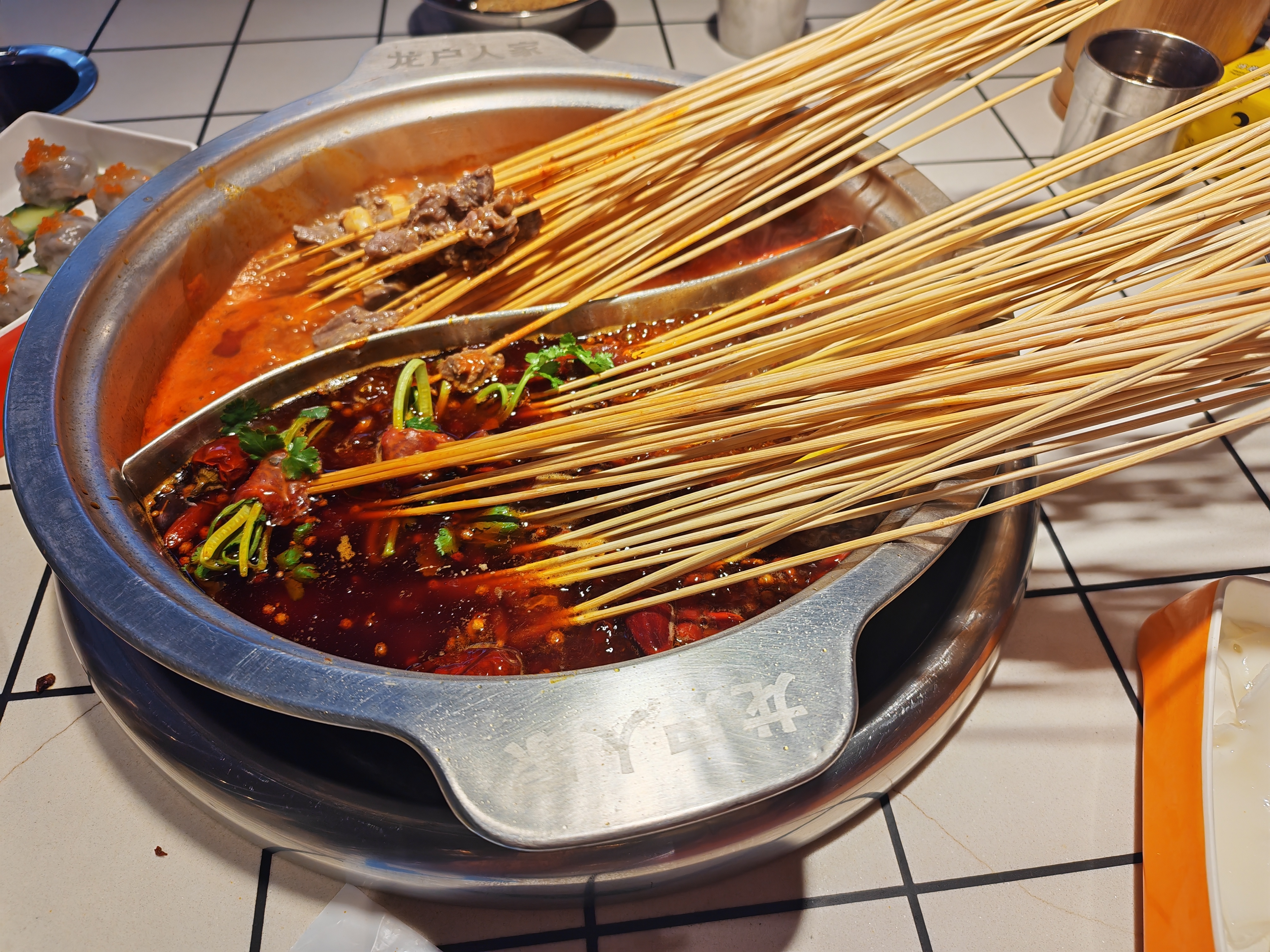 来成都怎么能不吃串串嘞感谢 OPPO 给我这个机会，嘿嘿。期待今天晚上的发布会 