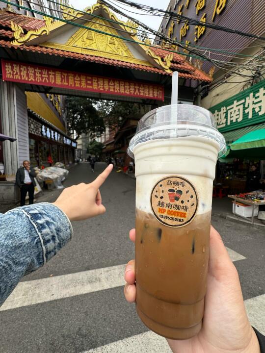 在东兴口岸！！终于理解网上说的好喝到无语…