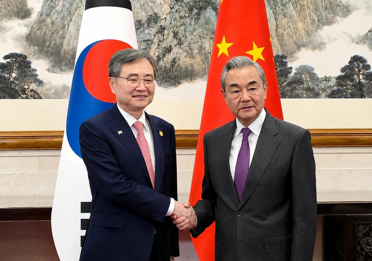中国外长还没登门，李在明先等来的，是美国高官的敲打和警告。

最近东北亚外交的节