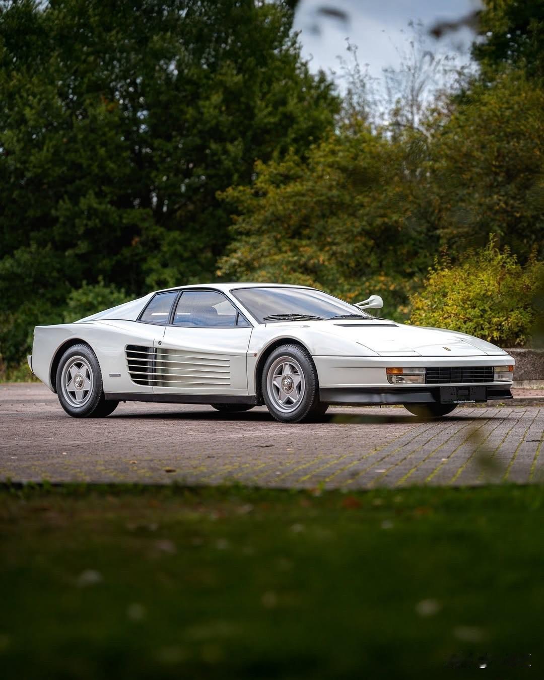 Testarossa 不只是法拉利的一款跑车，它是 80 年代速度与张扬的符号。