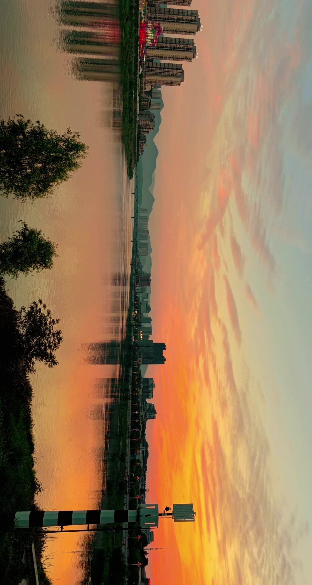 🌇石门傍晚的澧水河有多治愈？黄昏时澧水河被晚霞染成流动的金箔，远处的桥、近处的