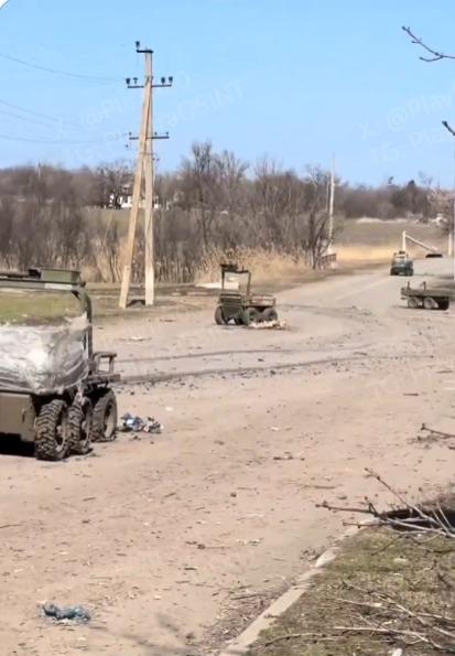 这里都是被俄罗斯摧毁的乌克兰军事装备，零零散散的被遗弃在路上。
看似是俄罗斯军事