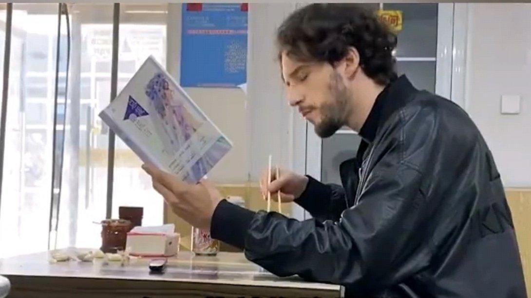 留学生翻译爽文小说把老外爽到了外国朋友中，不少喜欢小说，但对于“腹黑”“壁咚”这