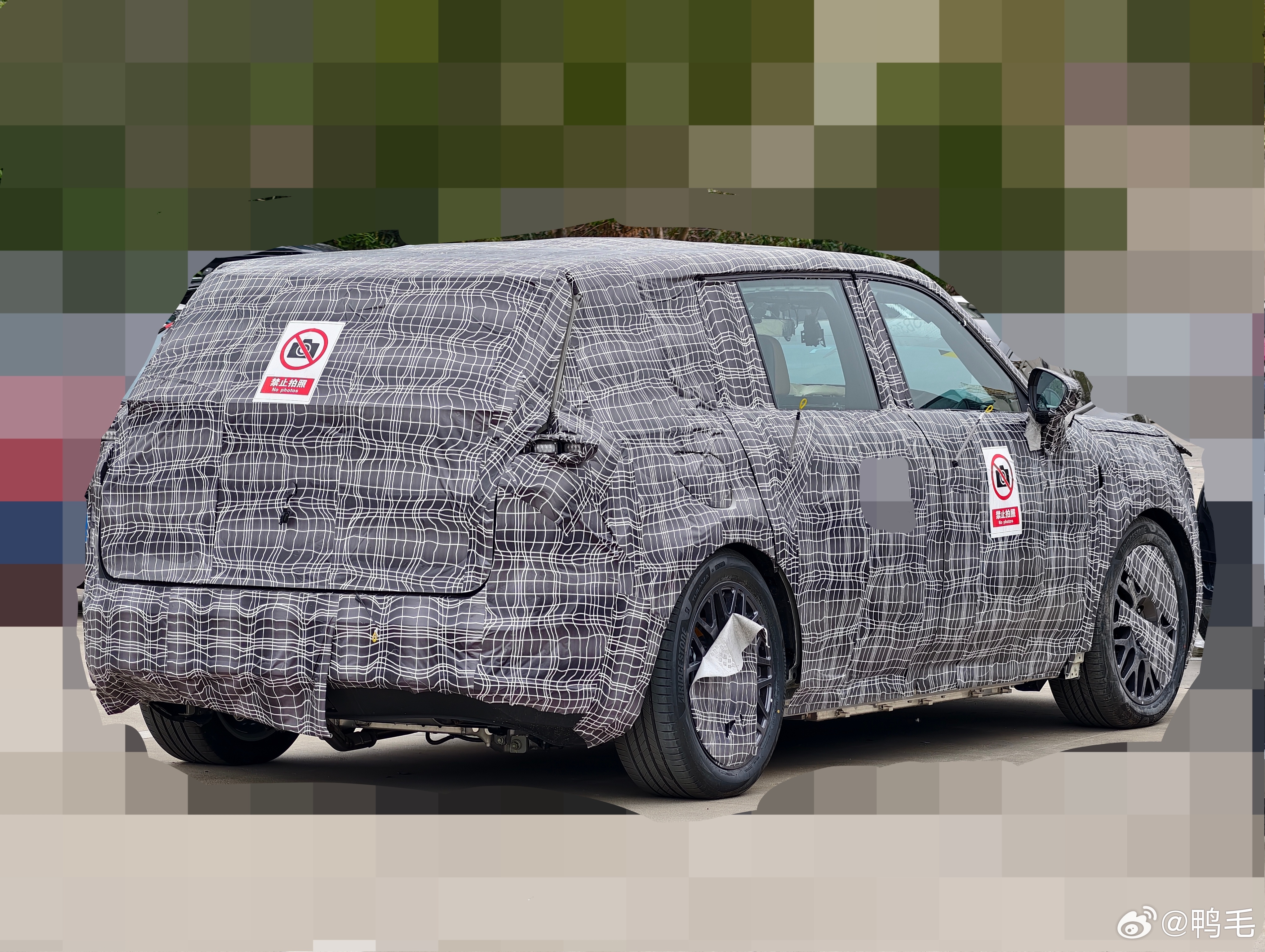 网友投稿：疑似阿维塔07L首次曝光，也就是那台大五座。本来只看这个带伪装的外观确