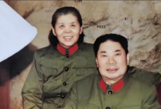 1990年，79岁的杨得志新婚，迎娶了石莉，结婚当晚，杨老将军握着石莉的手，动情