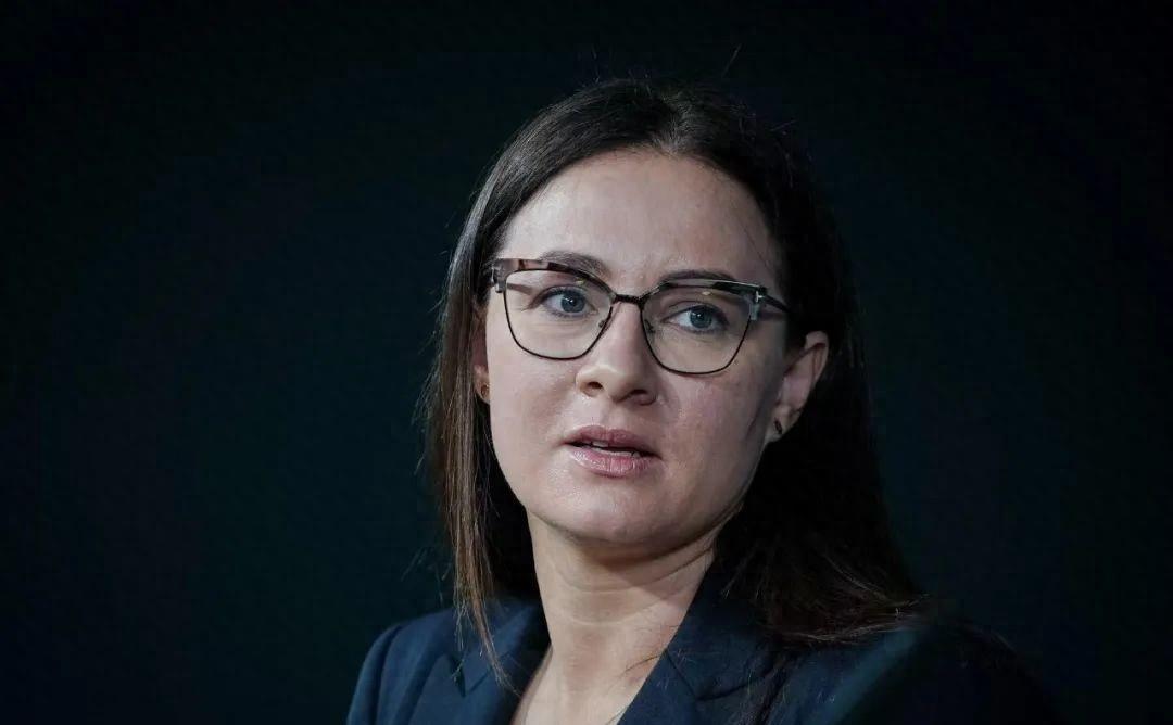 乌克兰日前出了个挺有意思的事儿。前总理尤利娅·斯维里登科，把总统泽连斯基递过来的