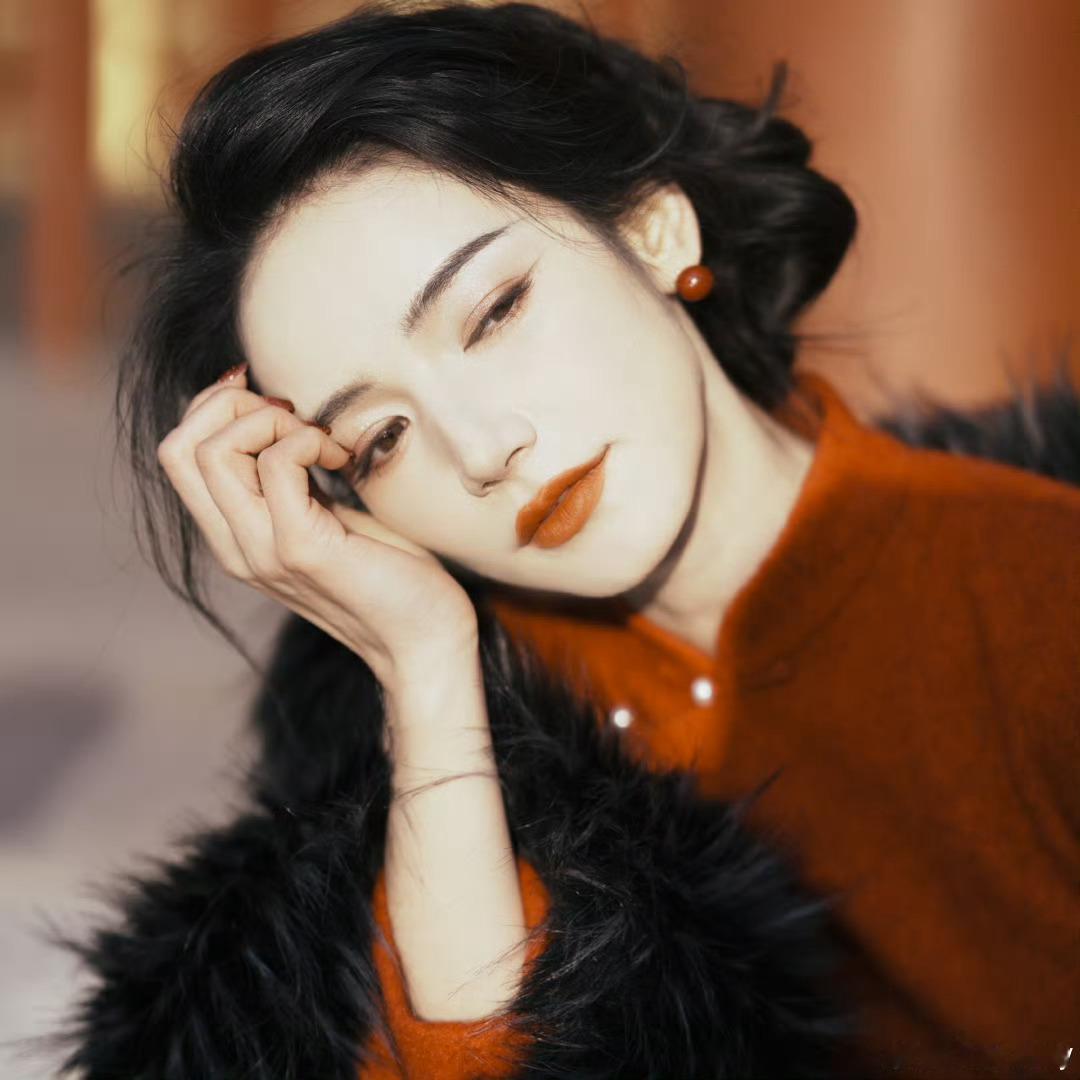 代斯戴头纱出场代斯说新疆话好苏头纱造型直接美到心巴上！代斯一出场氛围感拉满，异域