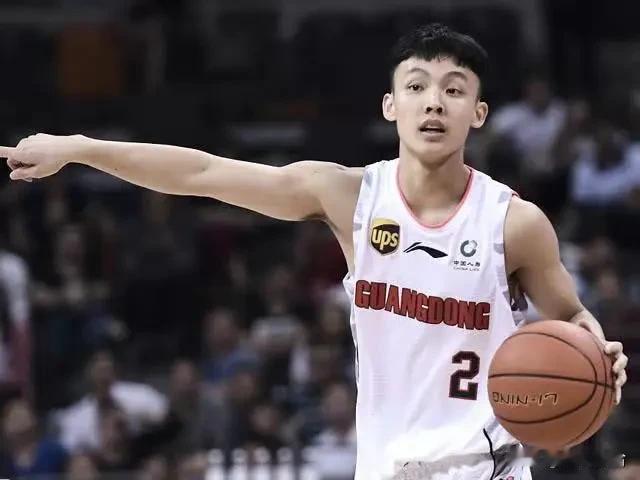 徐杰能够多次挑战身高2.32米的法尔，主要说明了以下几点：

篮球技巧和智慧胜过