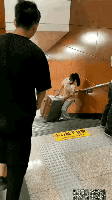 这个段子拍的很好，非常的搞笑，但是又看不出摆拍的痕迹来，这就是丝丝入扣，天衣合缝