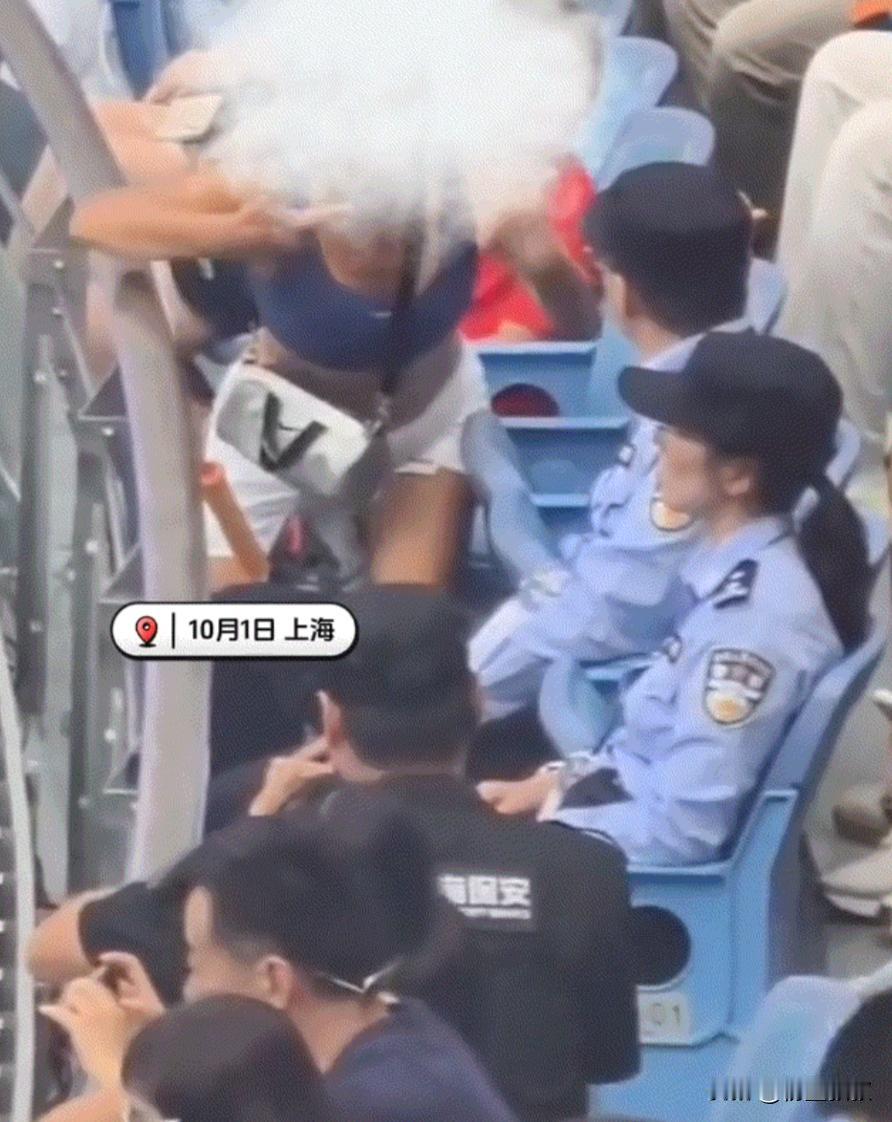 活久见了！上海网球大师赛，在意大利球员对法国球员的比赛现场，一名意大利球员的女忠