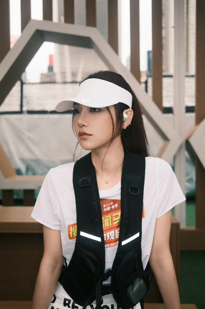 曾可妮五公里完赛粉丝打车追跑曾可妮冲线的曾可妮超耀眼，打车的粉丝超搞笑，这波反差