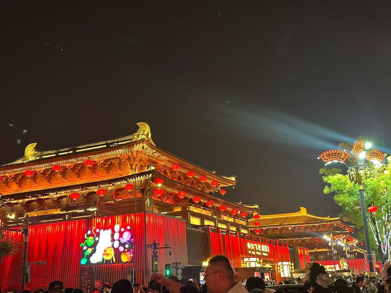 《长安夜色正阑珊》
作者/混勉  
赴约长安夜色长，
满城灯火映唐墙。
人间阅尽