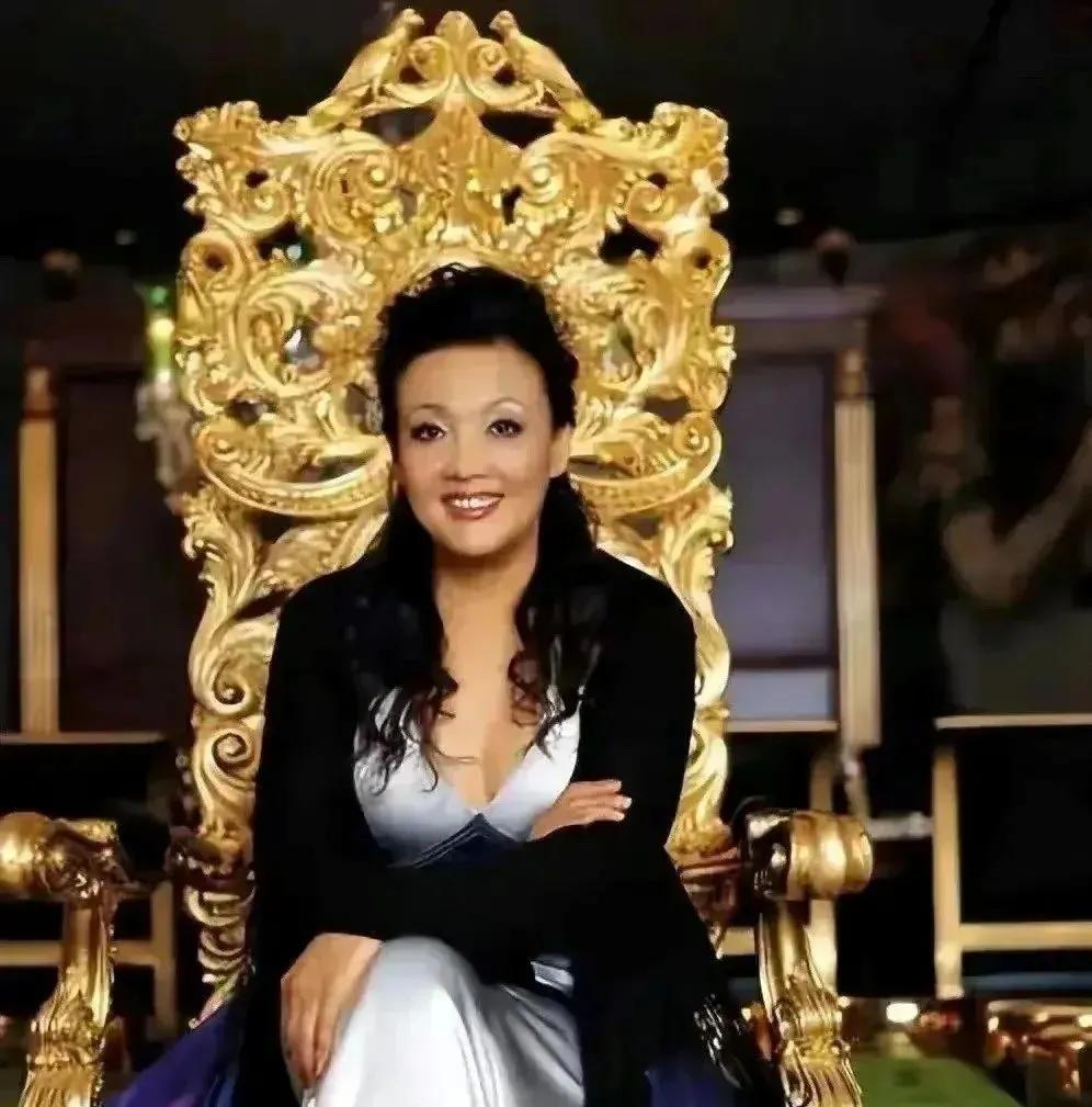一天深夜，张兰怒吼汪小菲：“你以为我愿意爆家丑吗？你以为我不想孙子孙女在身边吗，