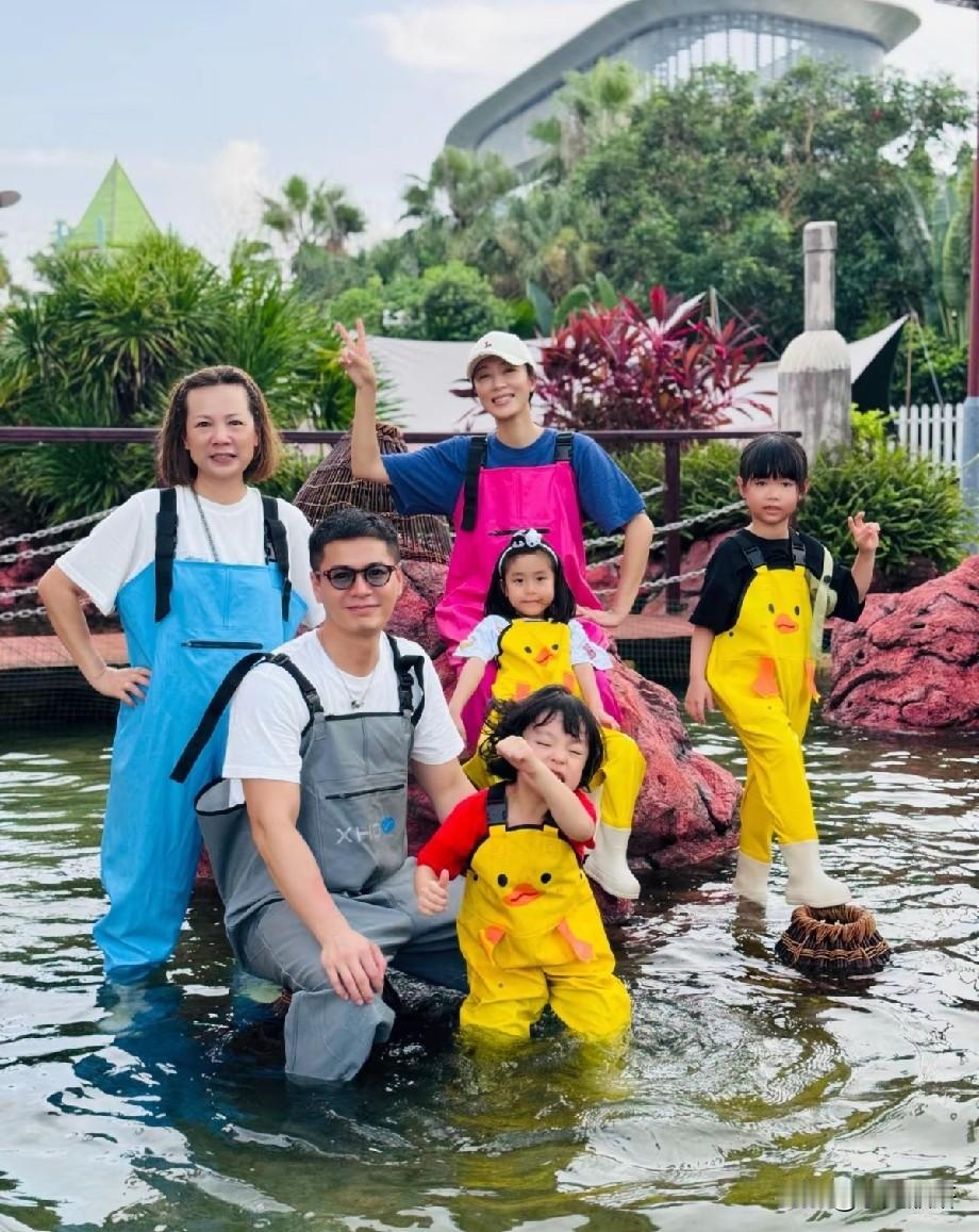 罗子溢晒亲子日常！带孩子探班杨怡，一家温馨画面惹人羡慕
 
TVB艺人罗子溢（罗