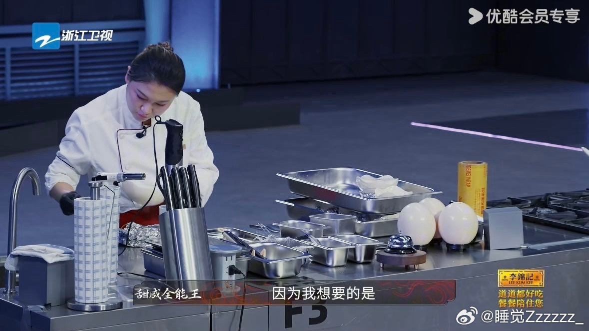谁家综艺用鸵鸟蛋做溏心蛋啊 鸵鸟蛋溏心玩法太绝了！外层凝固内里流心，搭配鲜虾去腥