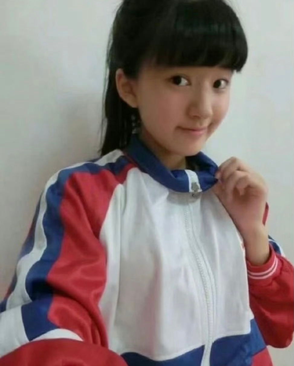 学生时代的赵露思（校服 ​​​