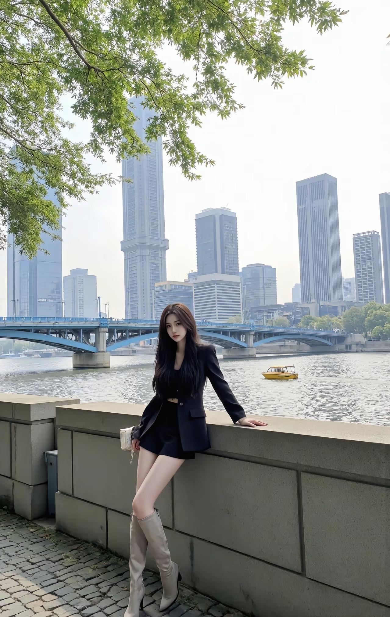 河畔的风裹着城市的轮廓，西装裙和长靴踩碎了江水的波纹，身后是桥与楼的错落，像把都