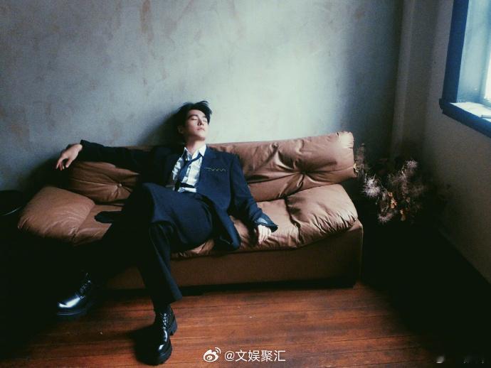 #杨洋光影氛围感写真##杨洋光影写真大片质感#看杨洋的光影作品，感受帅气冲击。他