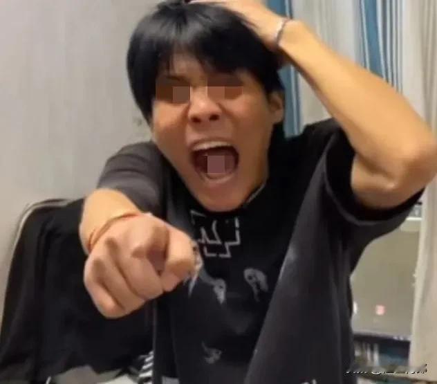 现代诗：奇怪的梦，奇怪的羊
笑容是一种很神奇的东西，
它能展现更深层次的面貌。