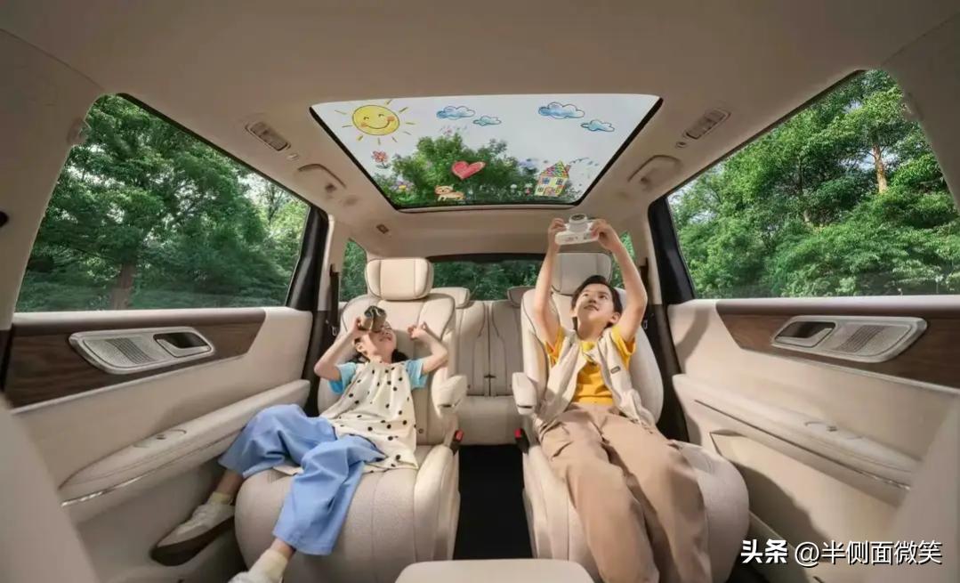 五菱星光L侧面肩线平直，勾勒出修长的车身，同时还使用了镀铬饰条、传统样式门把手、