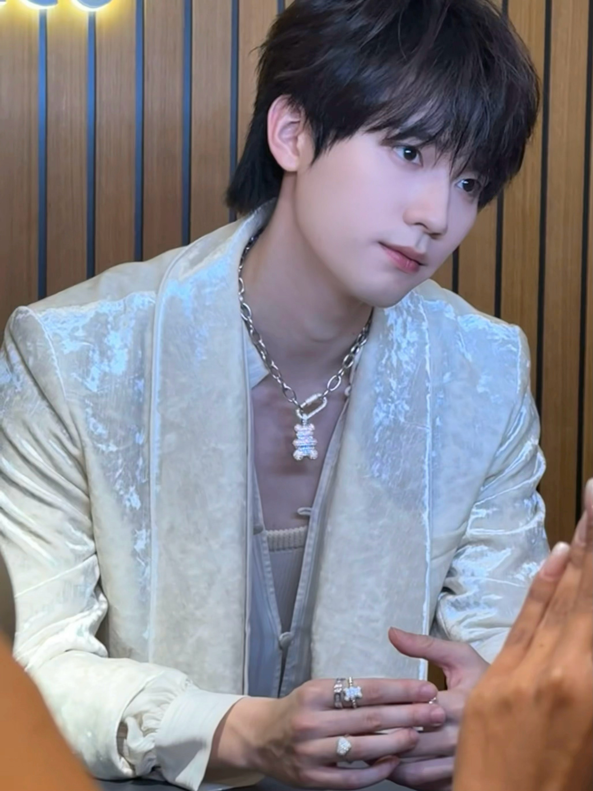 新加坡文化交流之夜大合影，主动帮无兜女嘉宾装手机，外套兜成临时“寄存处”，温柔感