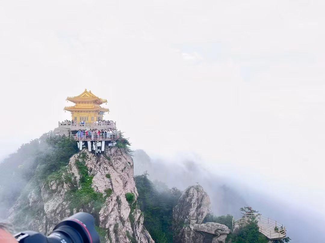 （手机随拍）
临江仙-雨中老君山

万重伏牛岭上风
十里画屏仙境
浓雾冰雨隐宝坻