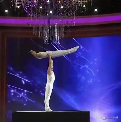 看了一个杂技，特别震撼，连看了好几遍。我喜欢看杂技，这都是真本事，不像有些唱歌的