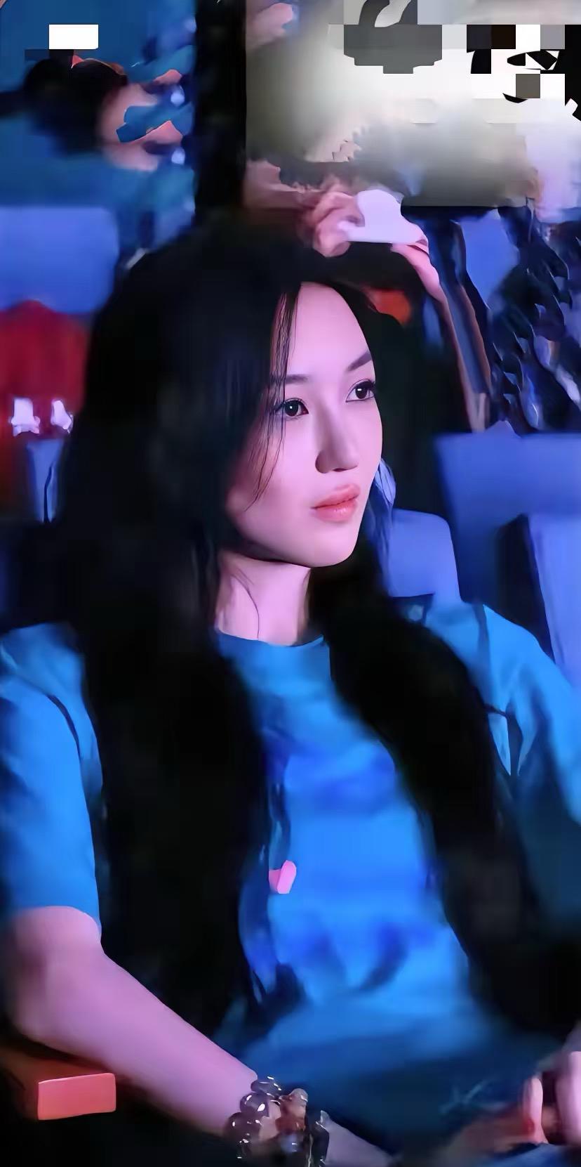 李嫣每周飞回北京，不是为见妈，是为陪妹妹上早教。 她打小就和妹妹亲得很，2022