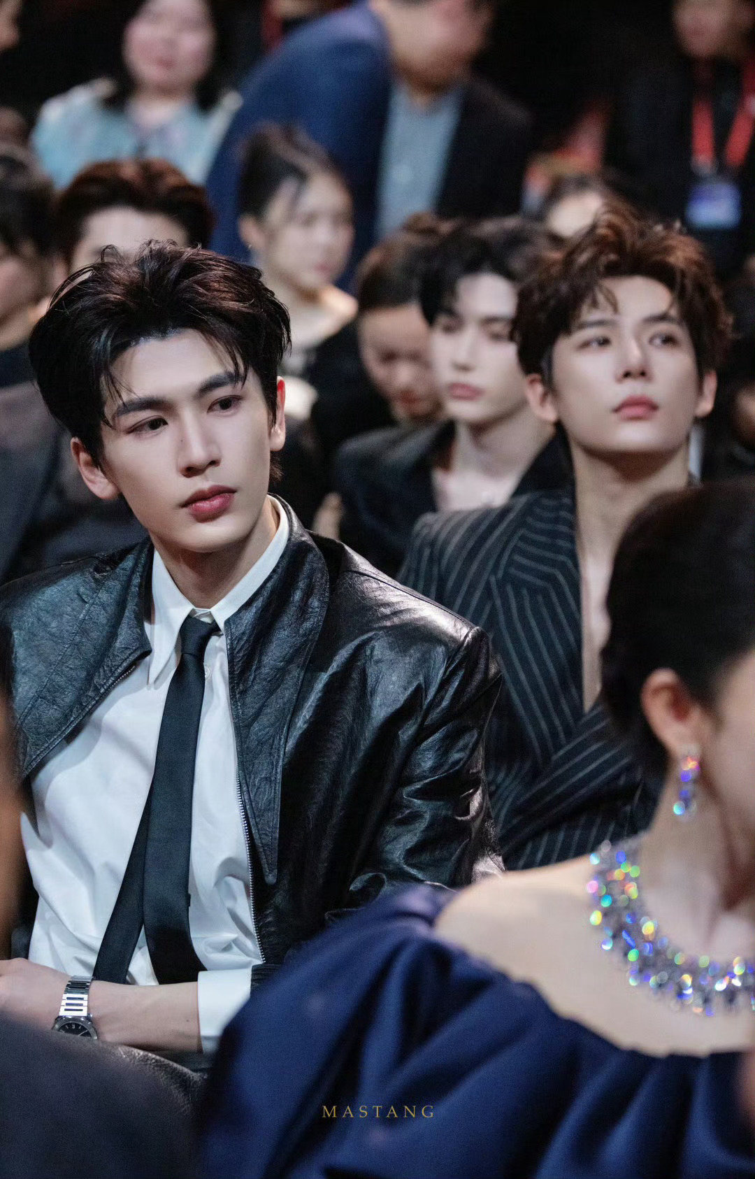 张凌赫王安宇对我眼睛非常好的座位安排一张帅脸挨着一张帅脸！ 