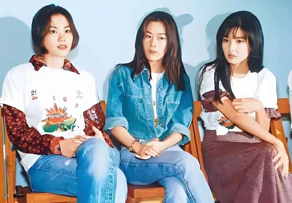 关淑怡和周慧敏王菲的合影，她们都美丽，婚恋命运却各不同。王菲两结两离，关淑怡未婚