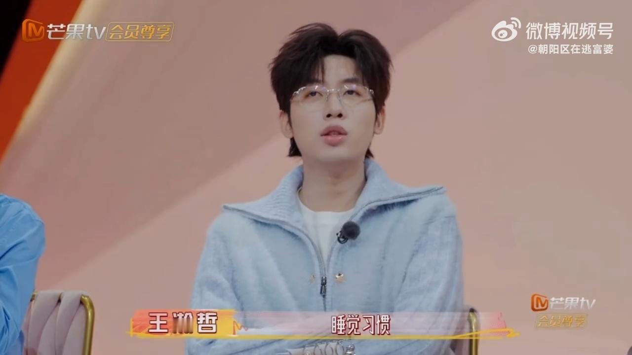 一诺有自己的阿贝贝谁能拒绝这么乖的一诺啊！私下里居然离不开小被子，睡觉一定要摸着