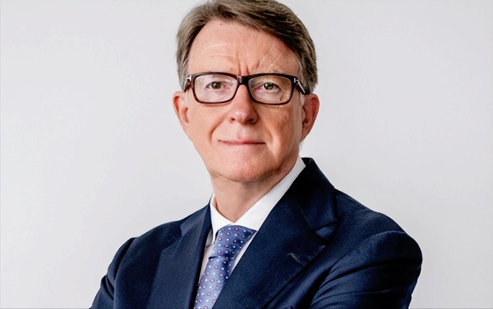 爱泼斯坦安案件直接把英国政坛搅得天翻地覆，就连英国首相斯塔都说自己瞎了眼，提拔了