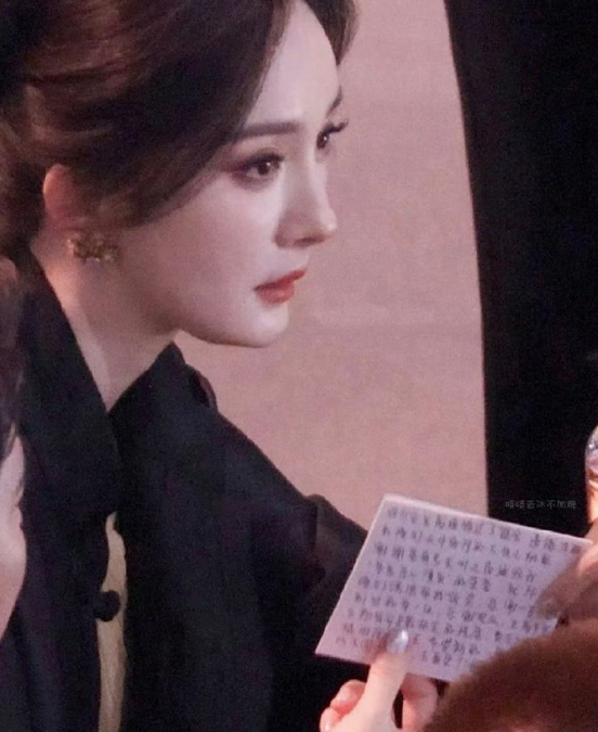 秦海璐的奖项由杨幂代领，她特意手抄发言词上台，细节之处展现对他人荣誉的珍视与处事
