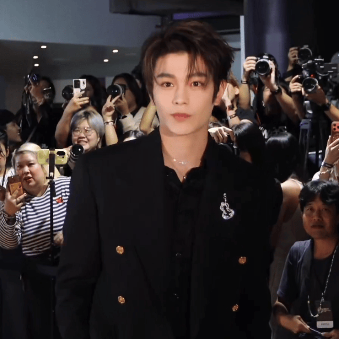 丁禹兮美颜滤镜粉碎机生图直出帅得无可挑剔啊！ 