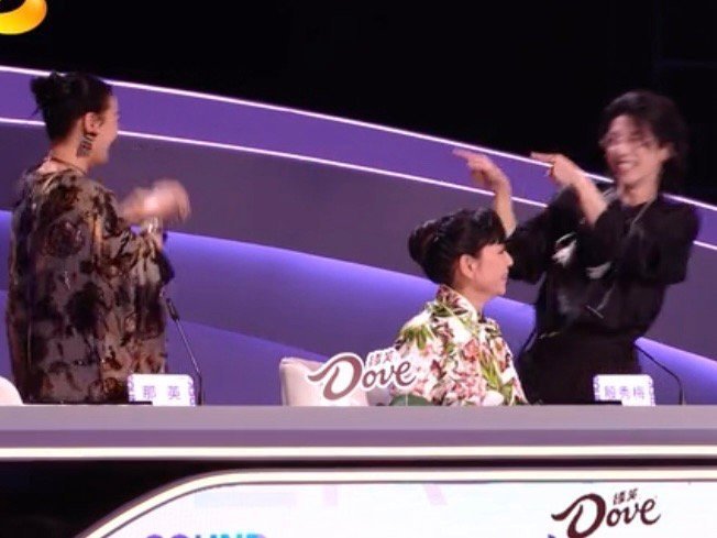 何炅这情商和幽默直接拉满！加名额还能说出 “这是我活该的”，那英的感谢和他的回应