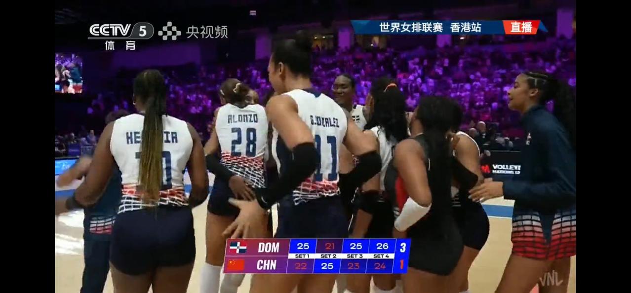 世界女排联赛香港站今天继续进行，在今晚结束的一场比赛中，中国女排以1：3负于世界