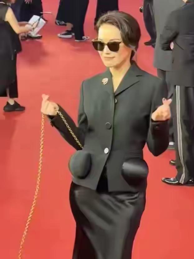 笑死我了！！耳麦怎么挂腰上了？女神啊！你也太会玩了！