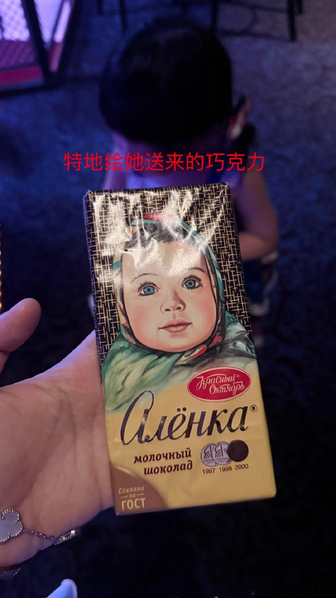 吗呀 下午带许嘟嘟去游泳 我不会游 就在岸边看着她 许嘟嘟戴着游泳圈游的，有一对