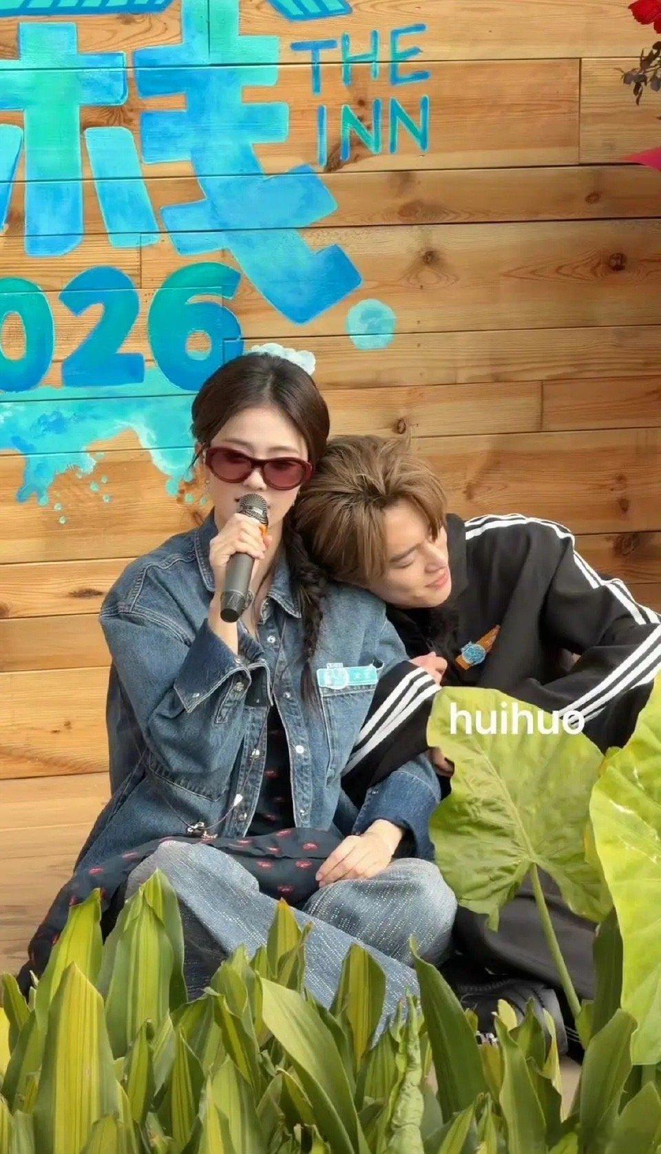 这俩人也是挺没边界感的 