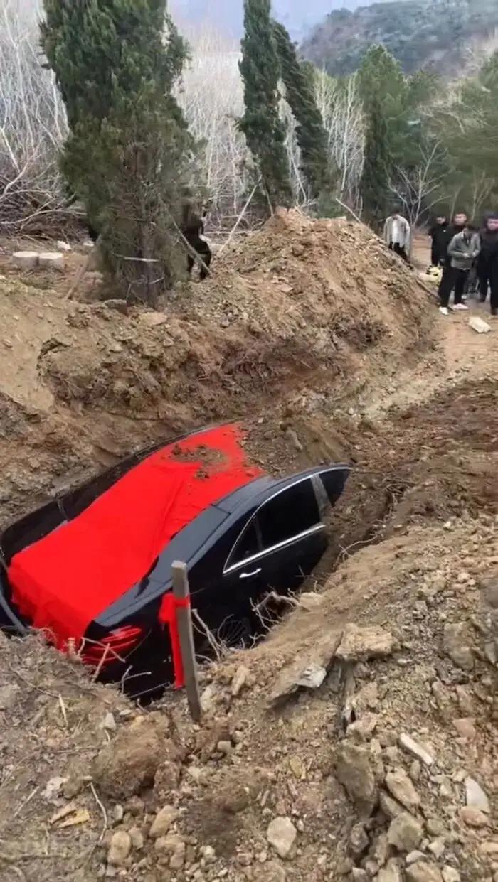 真是大千世界无奇不有
近日，在辽宁辽阳市弓长岭区发生了一件真的不敢相信，但又确实