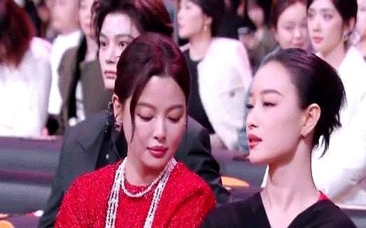 倪妮伸腿一挡，辛芷蕾逃过一场尴尬，全网夸爆。
 
辛芷蕾提着裙子冲过来就要坐，倪