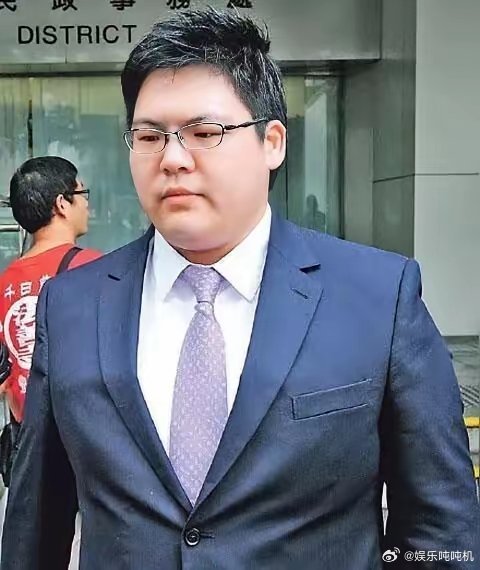 向佑现在估计要怀疑人生了，翻来覆去想了一夜，怎么也想不明白，明明自己才是父母的儿