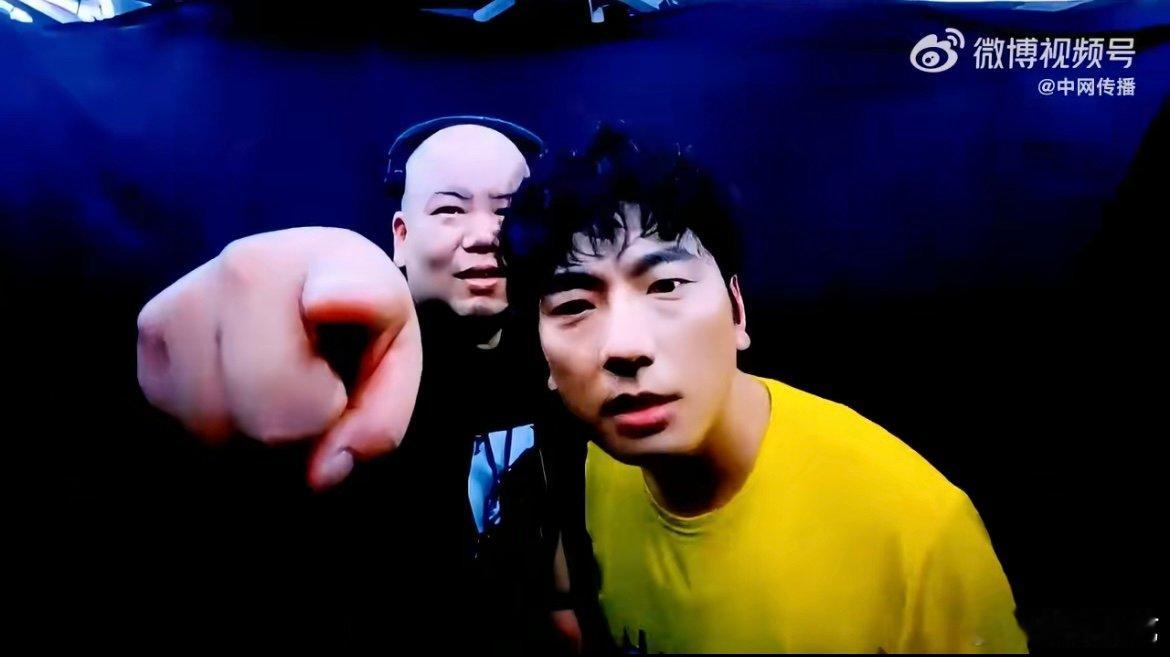 海来阿木佛山演唱会秀散装粤语 佛山场太有梗了！模仿黄飞鸿动作+散装粤语互动，海来
