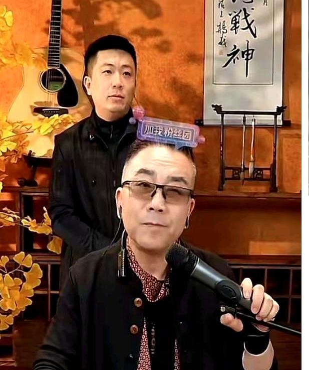 杨仪直播被黑粉骂疯了，直接回怼“来一个灭一个”，火遍全网。
这事儿真不是小事，直