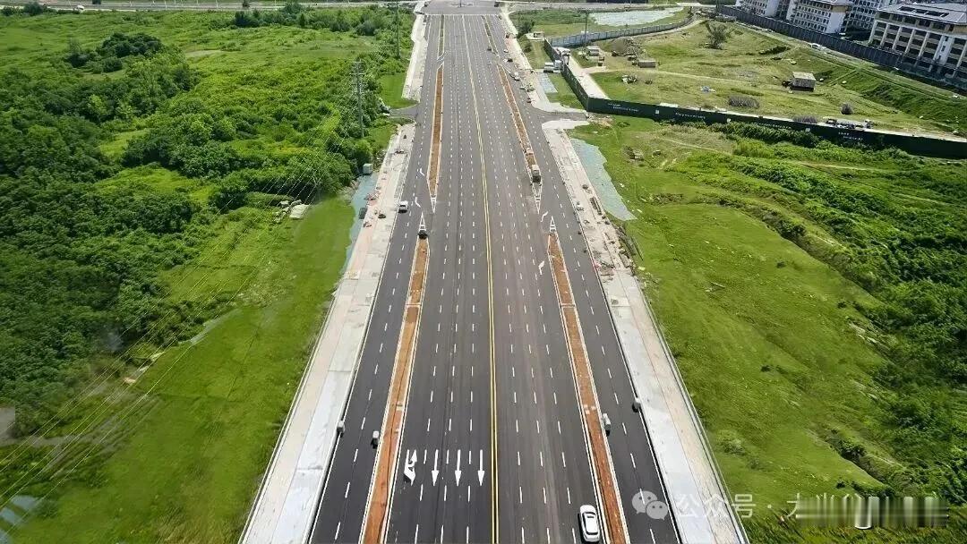 光谷四路至光谷六路段沥青摊铺完工，并开放交通！

高新四路（光谷大道 — 光谷八