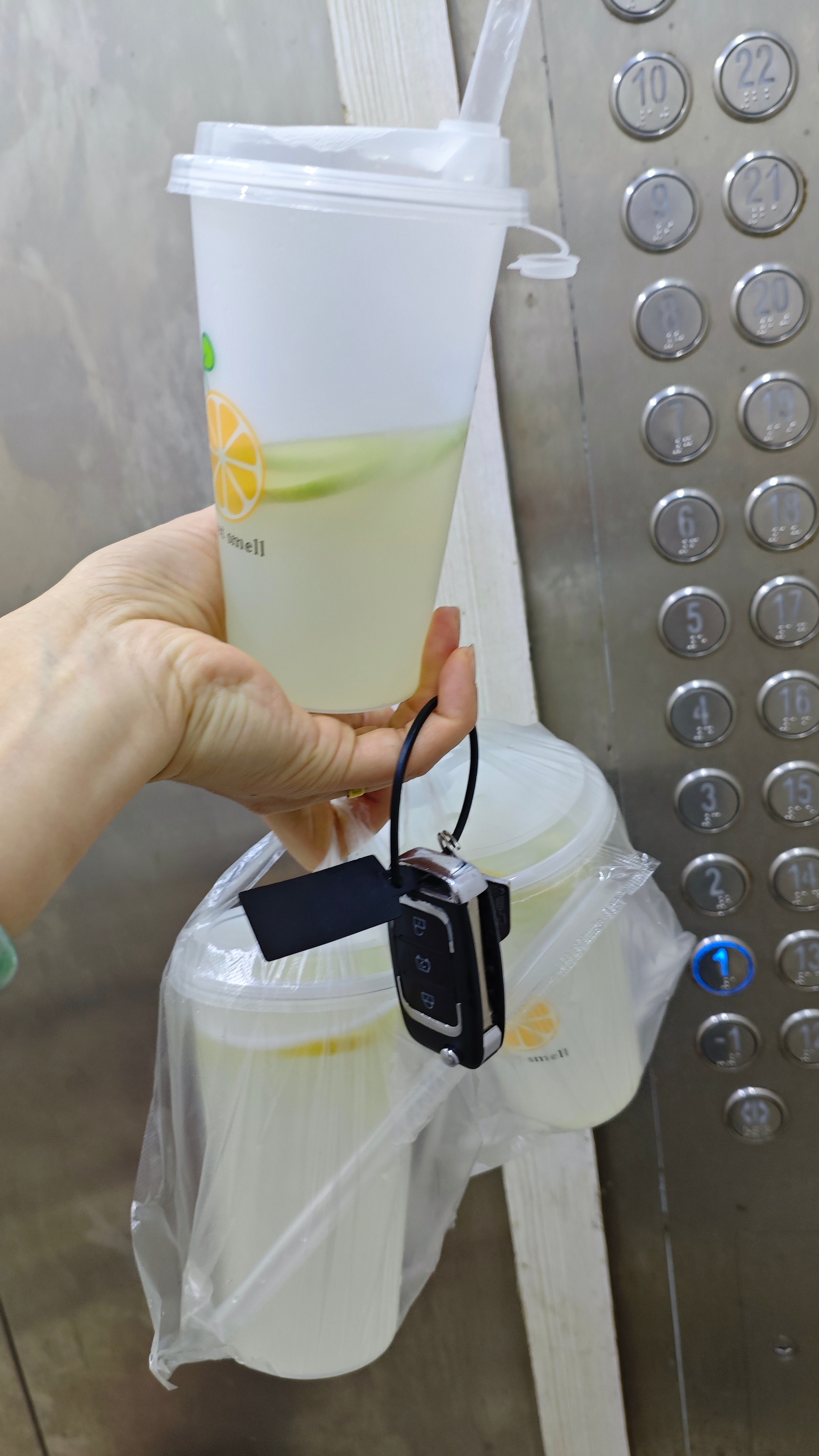 午餐，清蒸鲈鱼，清炒鹿茸菇，还有一个炒小白菜，一下午剥了鹌鹑蛋，晚上做了炸鸡腿，